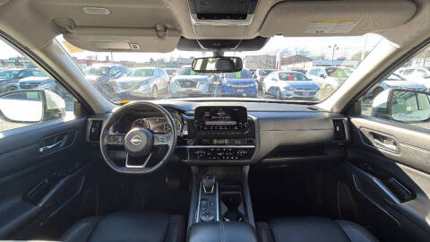 2022 Nissan Pathfinder SL