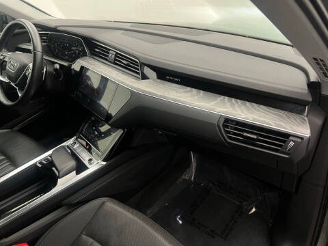 2022 Audi e-tron quattro Premium Plus