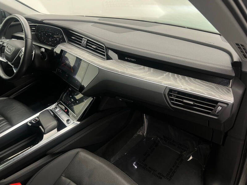 2022 Audi e-tron quattro Premium Plus