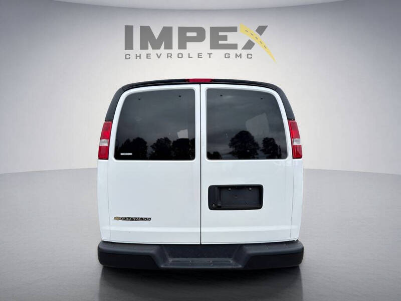 2025 Chevrolet Express LS 3500