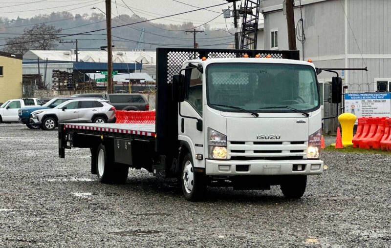 2015 Isuzu NRR  23' Flatbed + Lift Gate