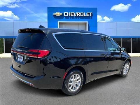 2025 Chrysler Pacifica Select