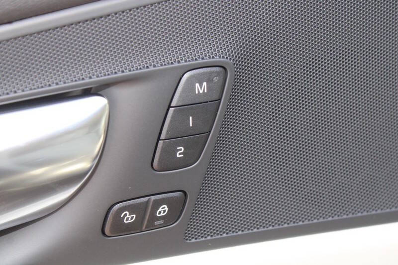 2025 Volvo XC60 T8 Plus Dark Theme