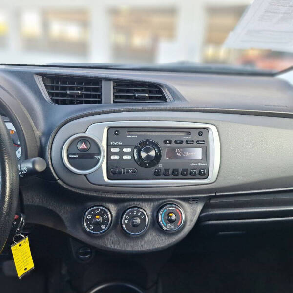 2012 Toyota Yaris 5-Door SE