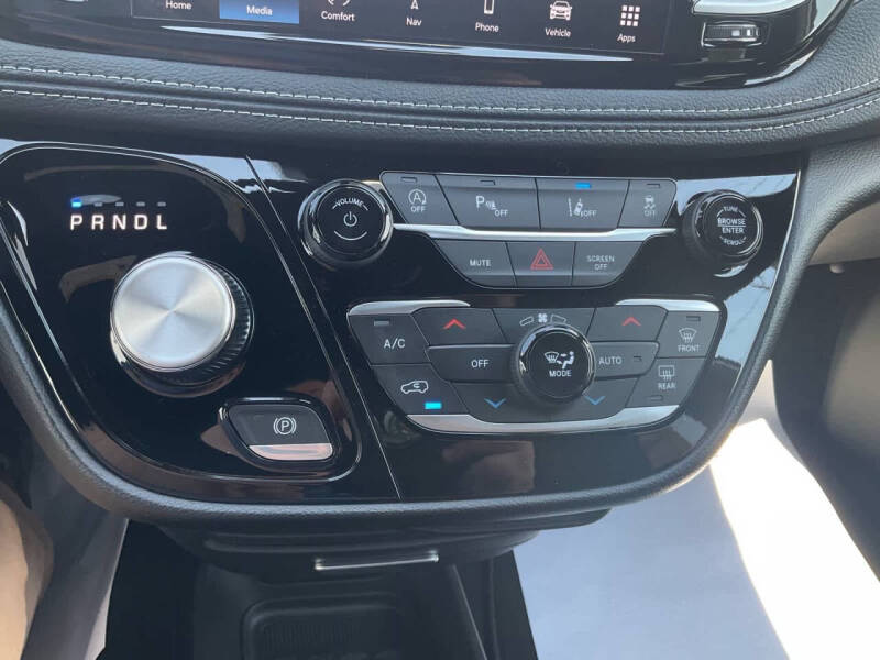 2027 Chrysler Pacifica Select