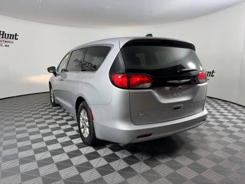 2024 Chrysler Voyager LX