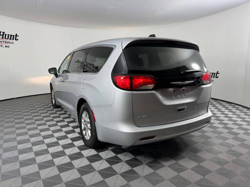 2024 Chrysler Voyager LX