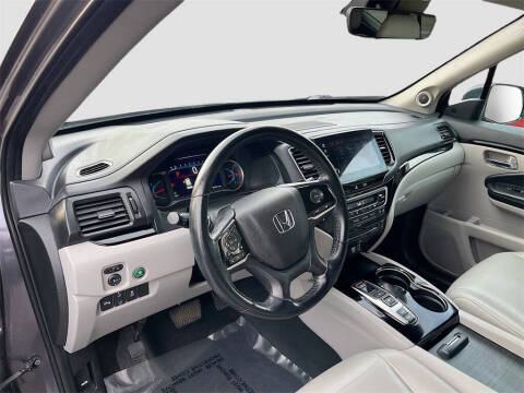 2021 Honda Pilot Touring w/Rear Captain's Chairs