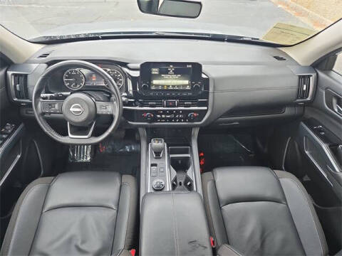 2025 Nissan Pathfinder SL