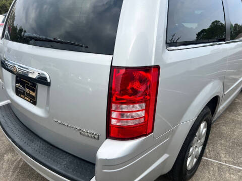 2009 Chrysler Town and Country LX