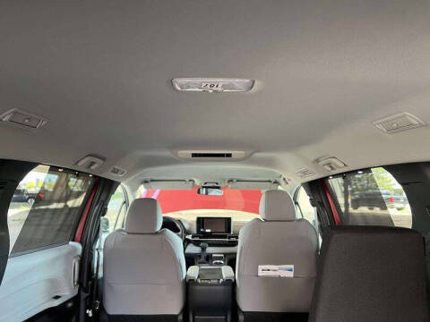 2025 Toyota Sienna LE 8-Passenger