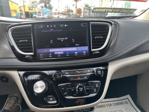 2023 Chrysler Pacifica Plug-In Hybrid Touring L