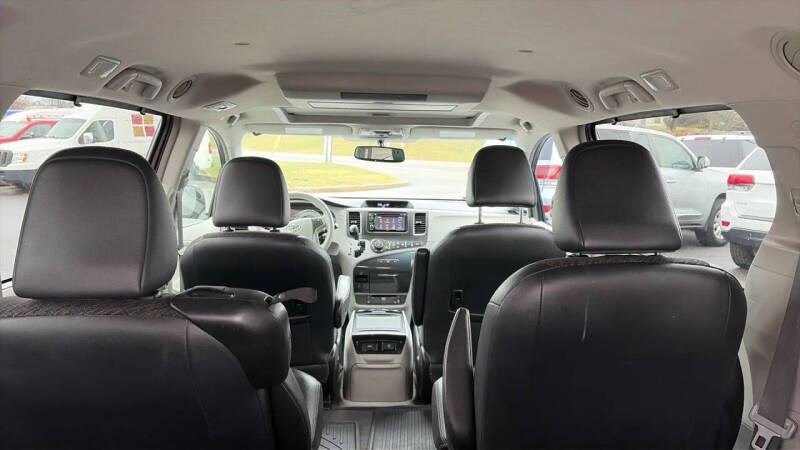 2012 Toyota Sienna SE 8-Passenger