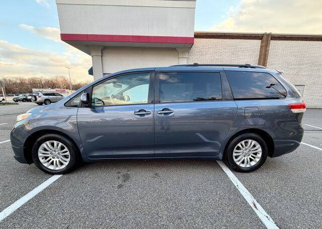 2014 Toyota Sienna XLE 8-Passenger