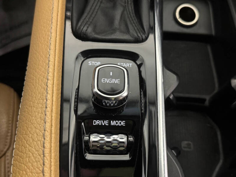 2016 Volvo XC90 T6 Momentum