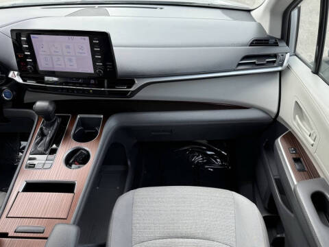 2021 Toyota Sienna LE 8-Passenger