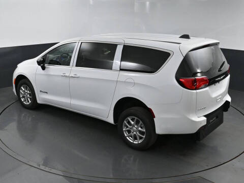 2025 Chrysler Voyager LX