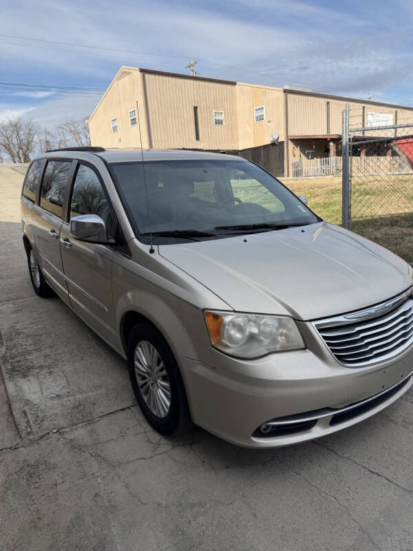 2012 Chrysler Town & Country Touring-L's photo