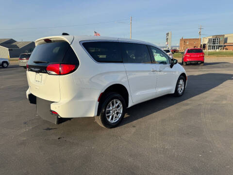 2025 Chrysler Voyager LX