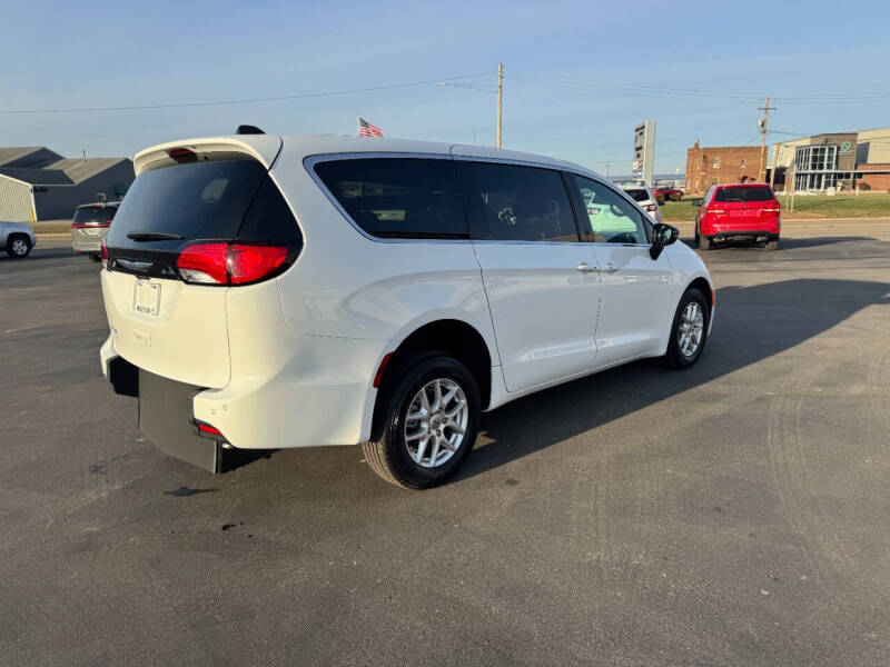2025 Chrysler Voyager LX