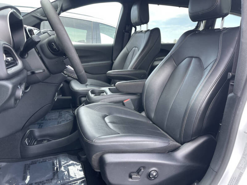 2025 Chrysler Pacifica Select