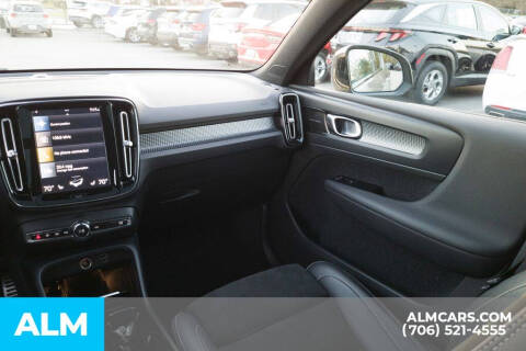 2022 Volvo XC40 T5 R-Design