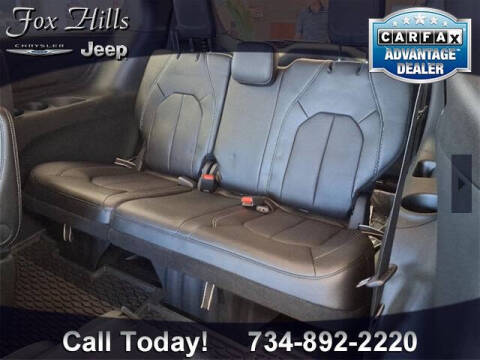 2025 Chrysler Pacifica Select