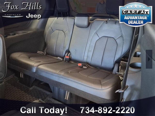 2025 Chrysler Pacifica Select