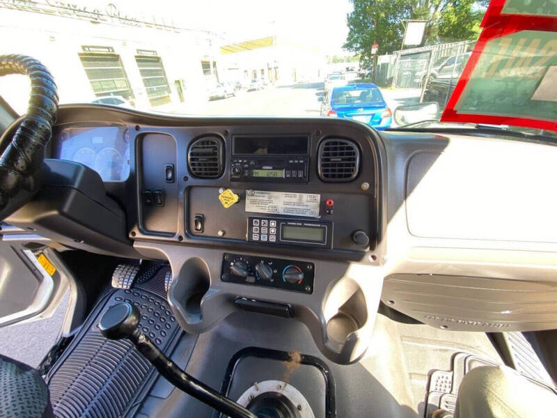 2005 Freightliner M2 106