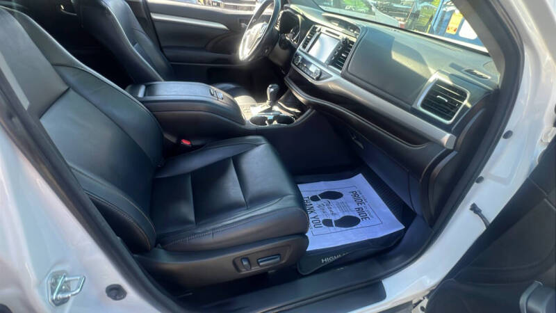 2017 Toyota Highlander SE