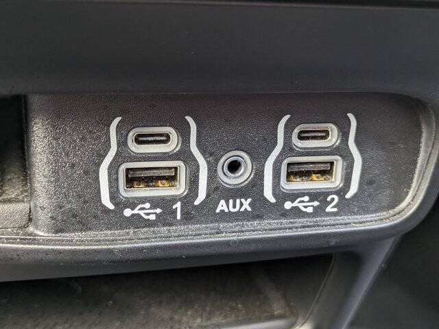 2025 Chrysler Voyager LX