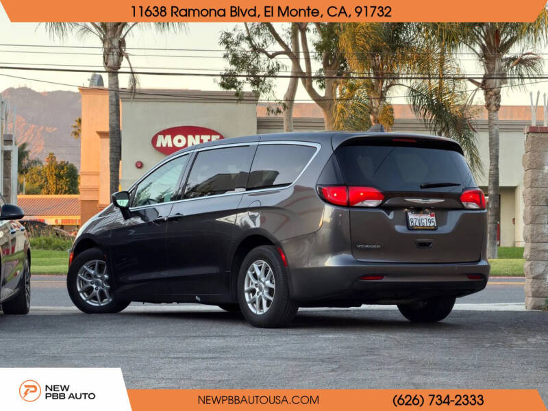 2022 Chrysler Voyager LX