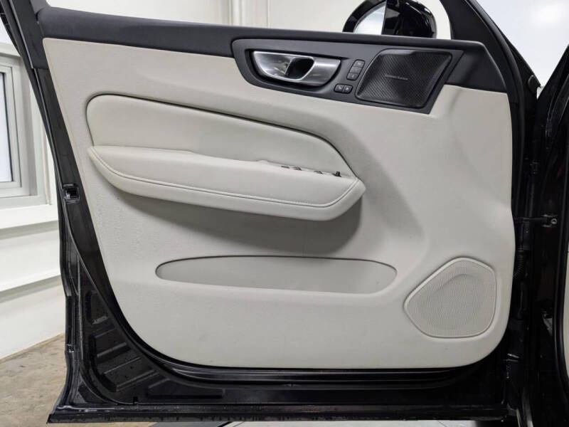 2024 Volvo XC60 B5 Ultimate Dark Theme