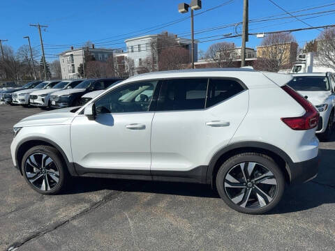 2025 Volvo XC40 B5 Plus Bright Theme