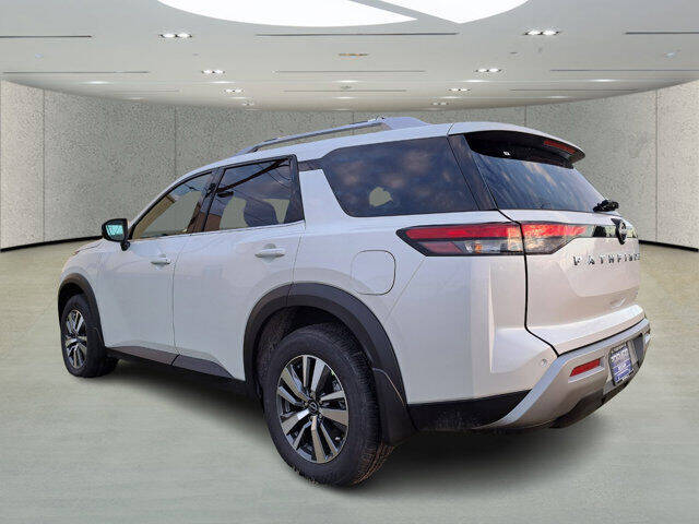 2024 Nissan Pathfinder SL