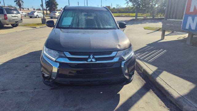 2018 Mitsubishi Outlander LE's photo