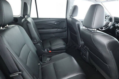 2022 Honda Pilot Touring w/Rear Captain's Chairs