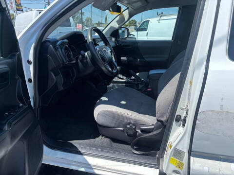 2017 Toyota Tacoma SR