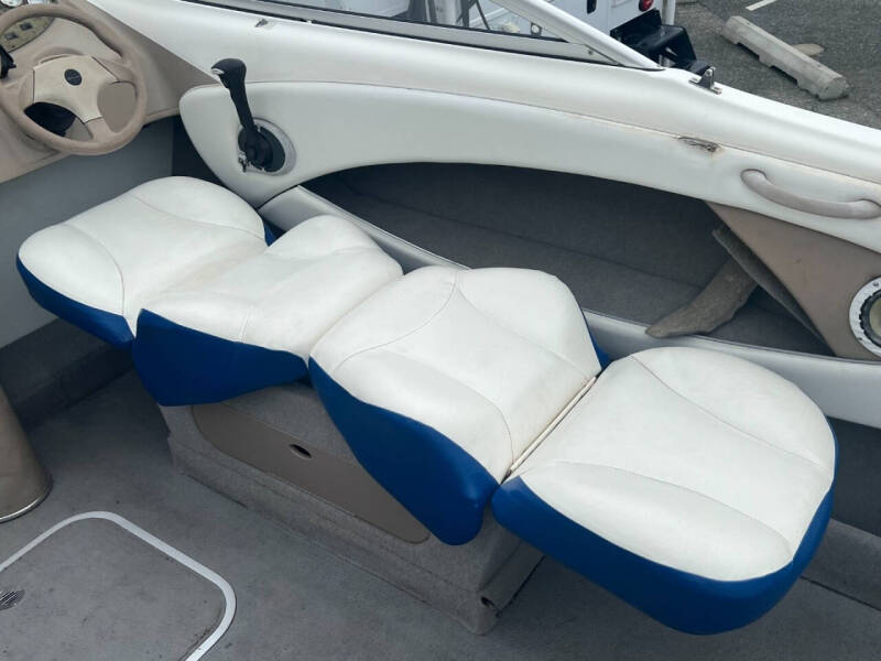 2004 Bayliner 210 CU