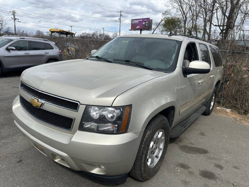 2014 Chevrolet Suburban LT's photo