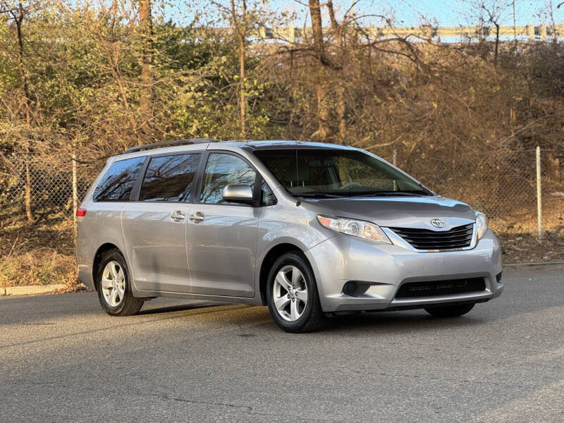 2013 Toyota Sienna LE 8-Passenger