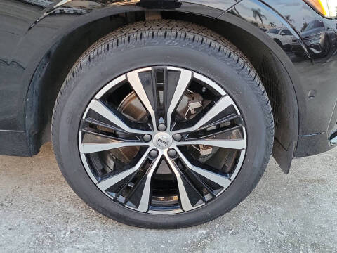 2023 Volvo XC60 B5 Plus Dark Theme