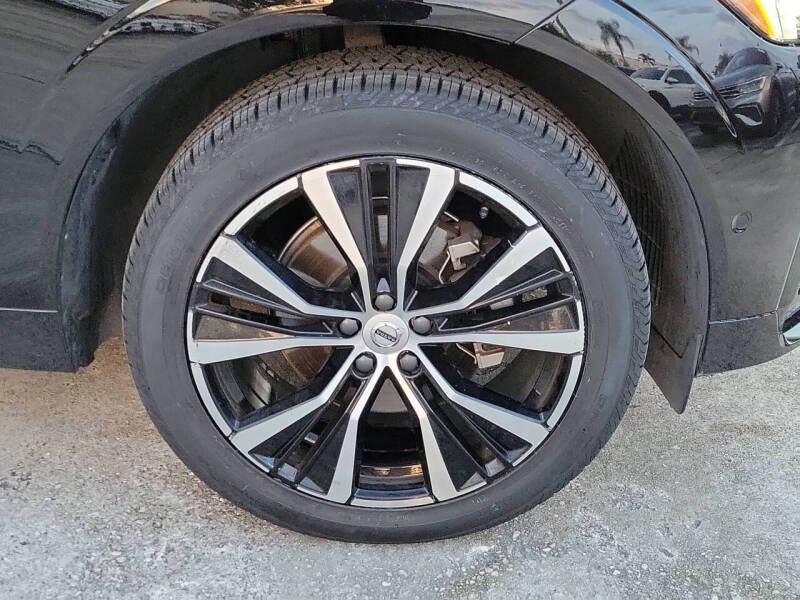 2023 Volvo XC60 B5 Plus Dark Theme