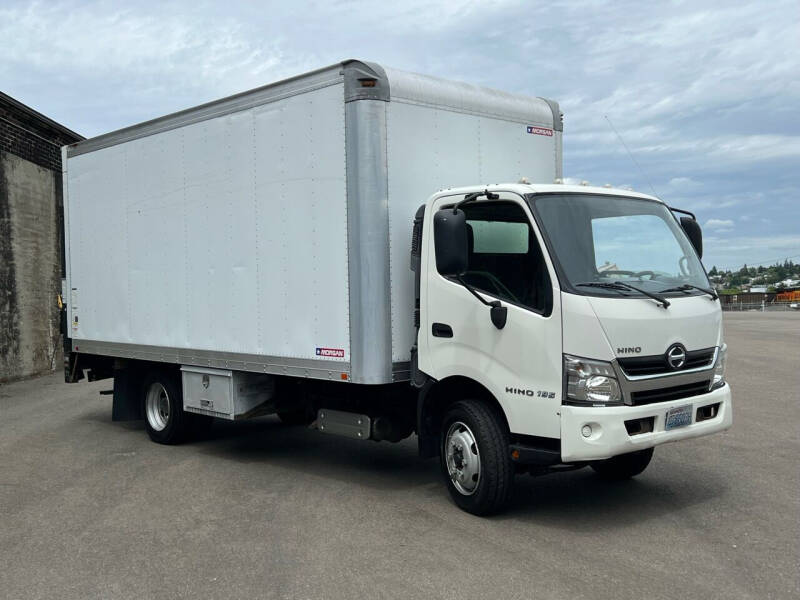 2017 Hino 195