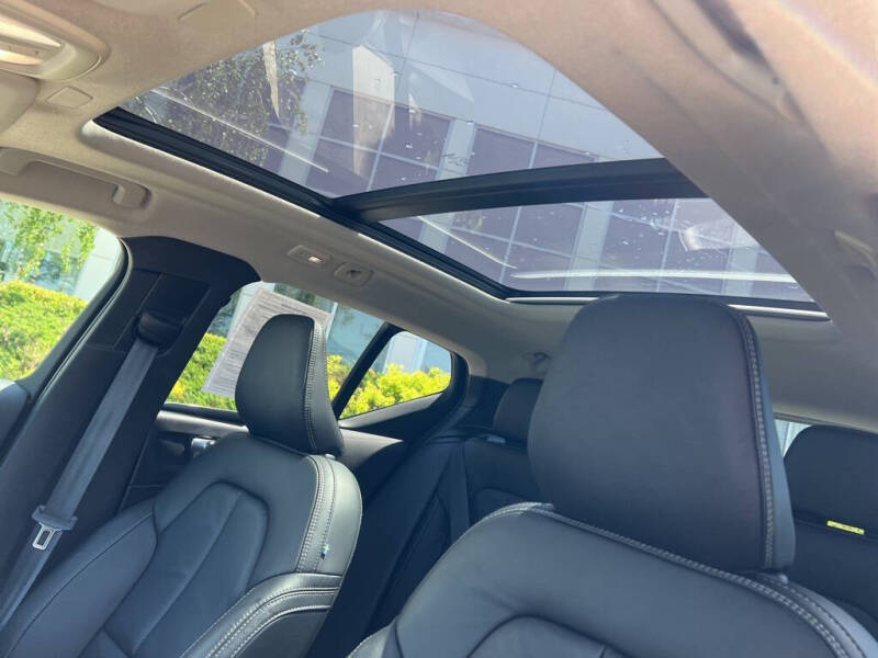 2023 Volvo XC40 B5 Plus Dark Theme