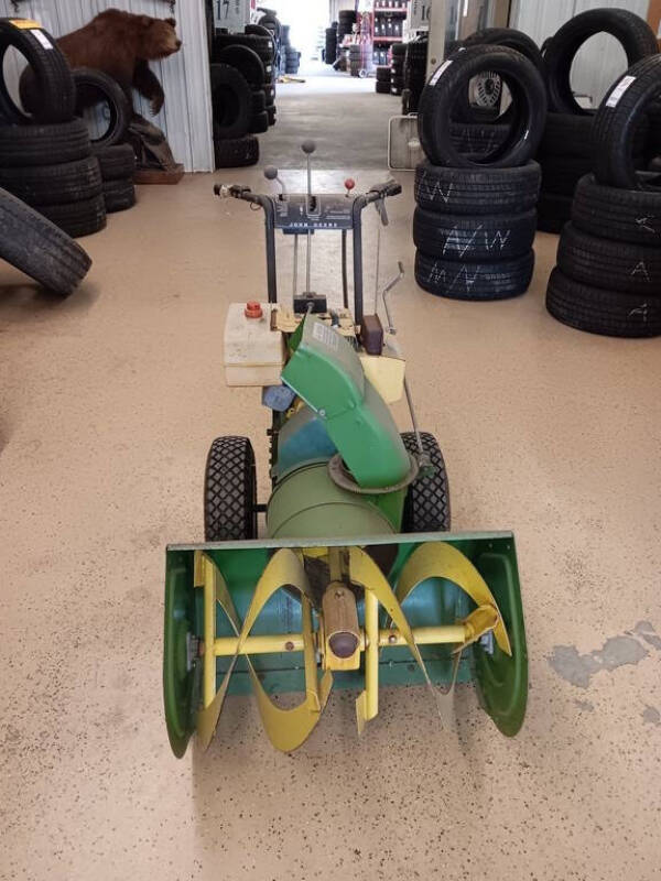 John Deere 826 Gas Snowblower