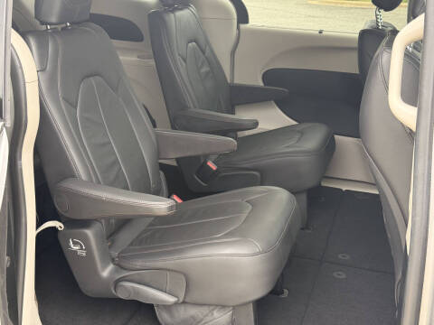 2017 Chrysler Pacifica Touring-L