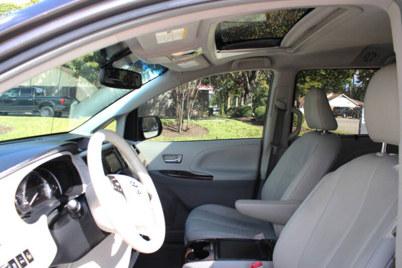 2013 Toyota Sienna XLE 7-Passenger Auto Access Seat