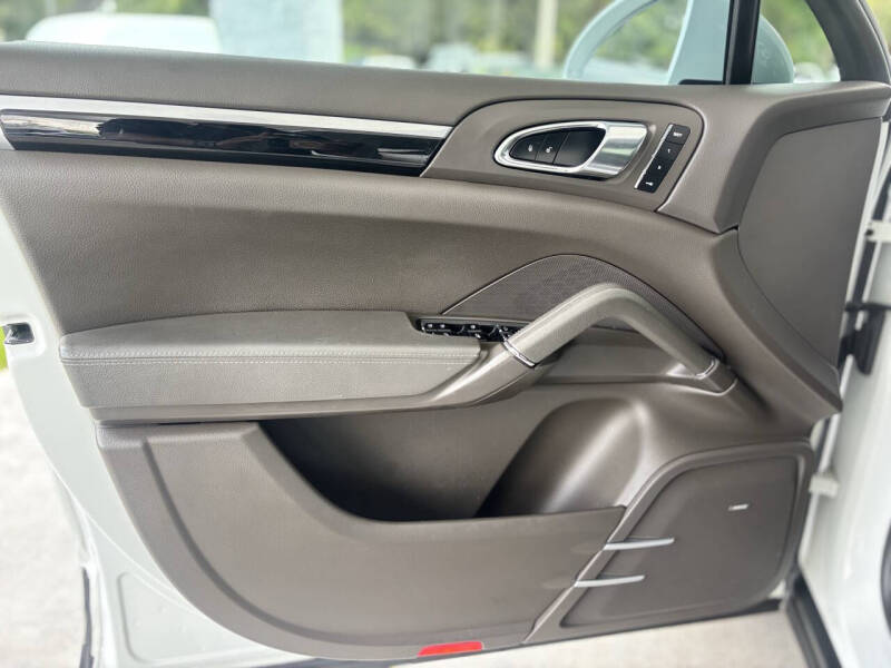 2017 Porsche Cayenne Platinum Edition