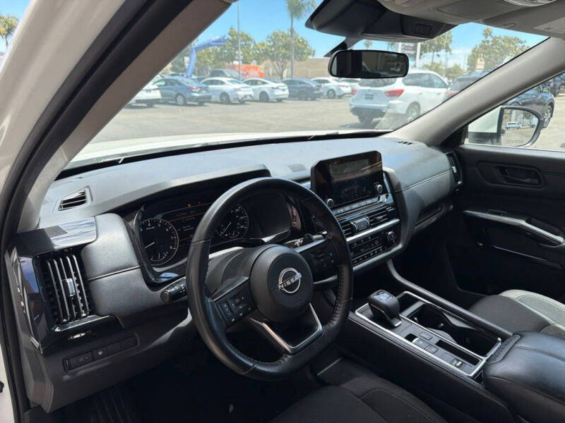 2024 Nissan Pathfinder SV
